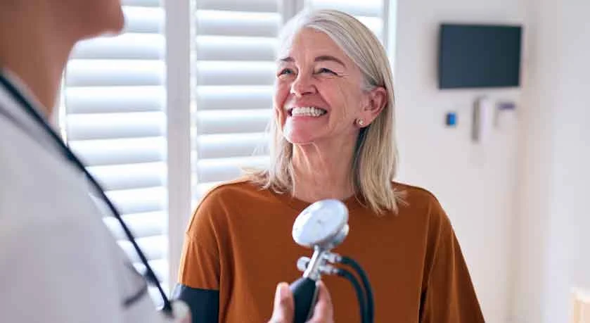 doctora y paciente sonrriendo