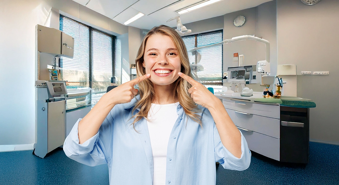 mujer apuntando su sonrisa