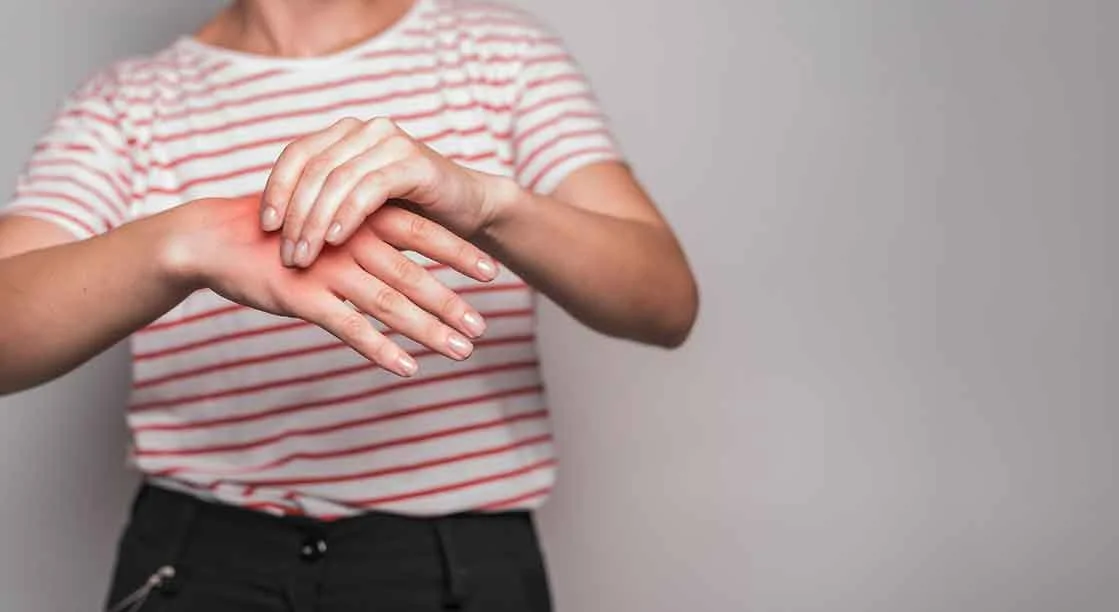 Mujer mostrando dolor en sus manos