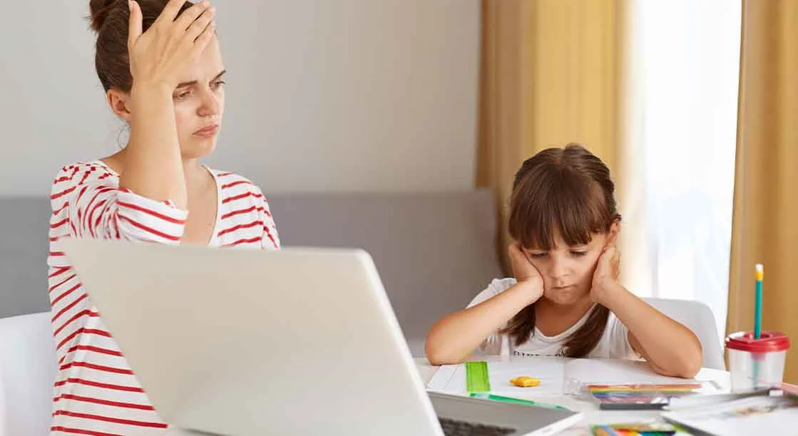 Mamá con hija estudiando