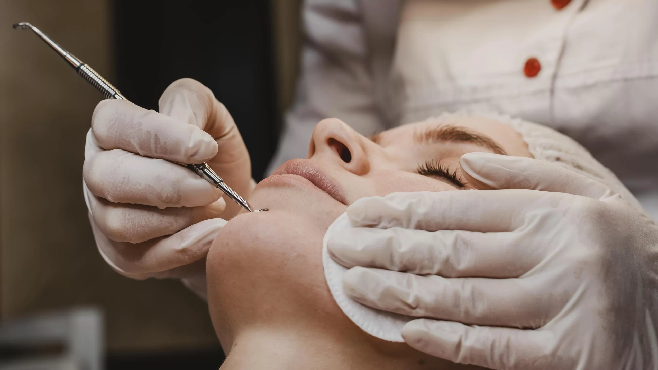 rostro de mujer con limpieza facial