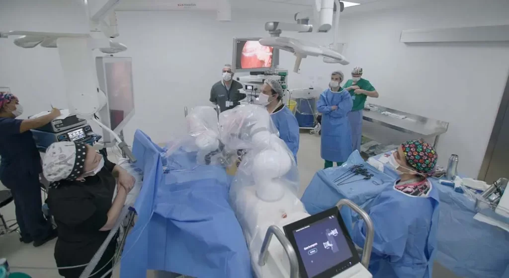 MÉDICOS EN PABELLÓN