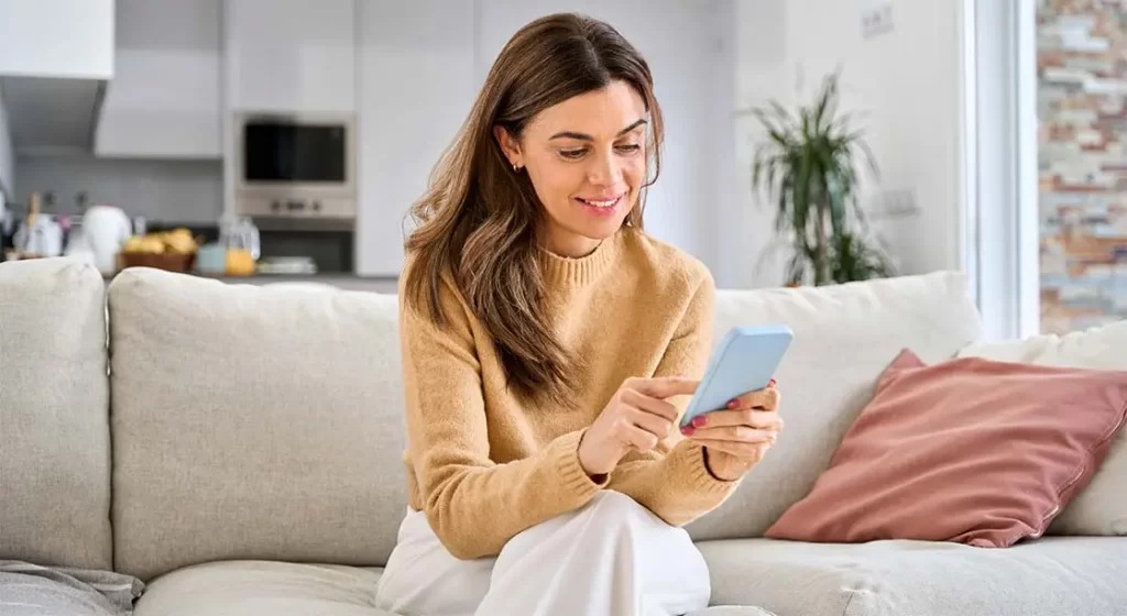 mujer viendo su celular