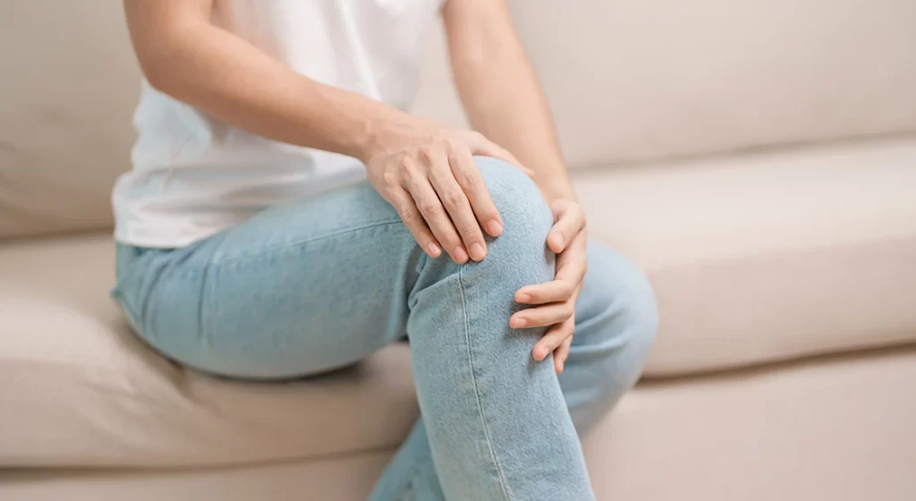 MUJER TOCANDO SU RODILLA