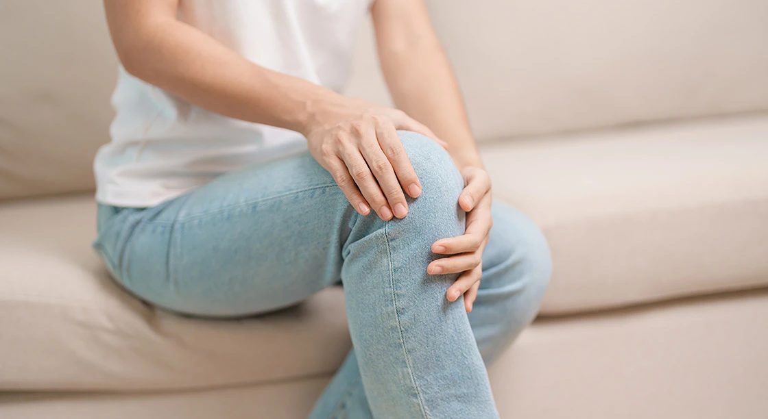MUJER TOCANDO SU RODILLA
