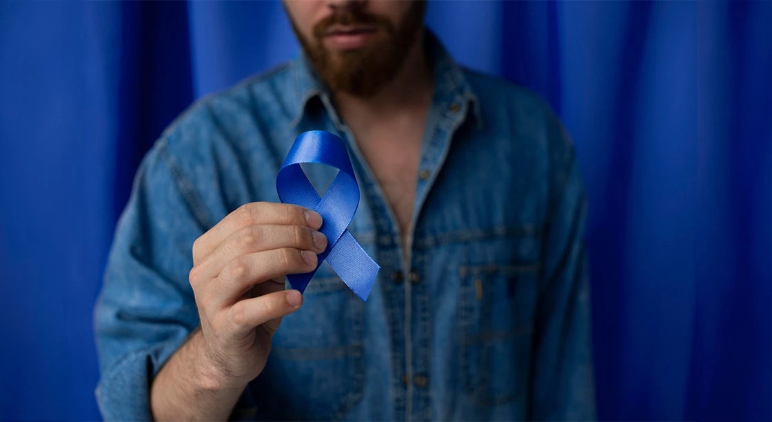 hOMBRE CON CINTA AZUL