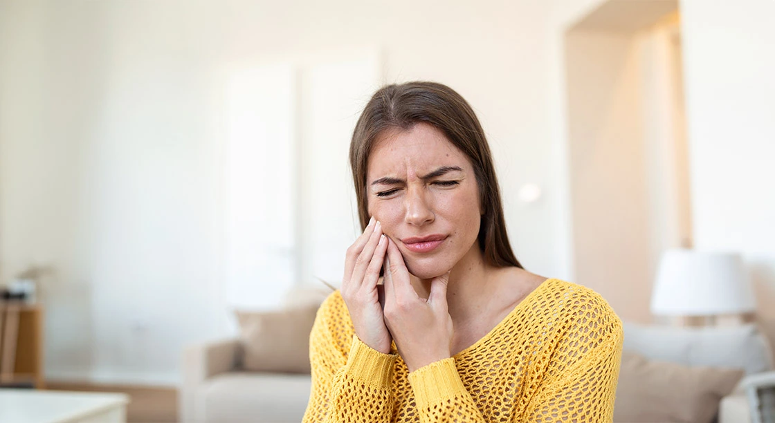 Mujer con dolor de muela