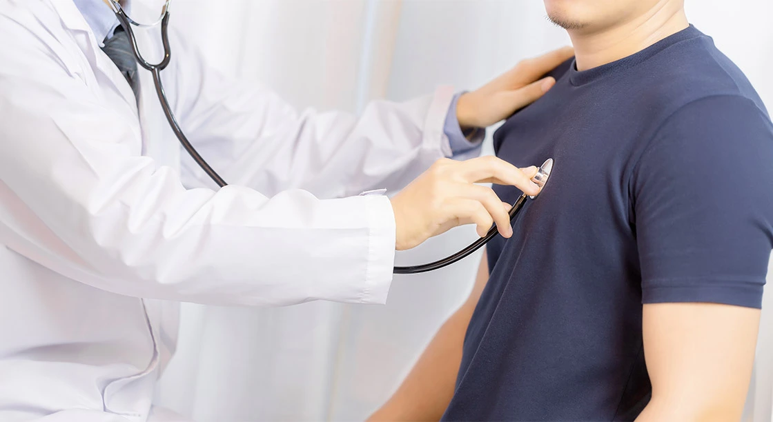 Doctor escuchando latidos